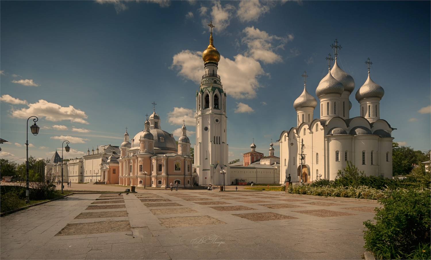 площадь, колокольни, церкви, Вера Петри