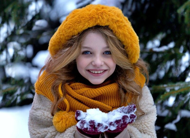 Девочка, зима, снег, утро, улыбка Радость фото превью