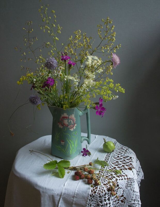 букет, клубника полевая, цветы, кувшинчик Натюрморт с полевой клубникой фото превью