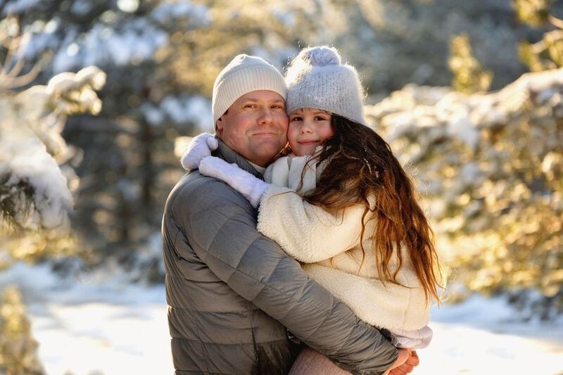 Зима, поляна среди елок, солнечный день, шапка, шарф, папа, дочь, семья, лес, снег Папина дочка фото превью