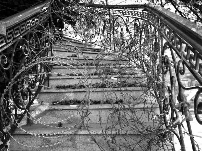 счастье, барьеры, проход. Счастье — всего в шаге фото превью