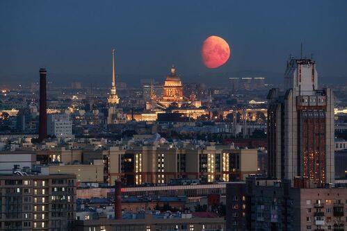 Город тысяч окон и Луна