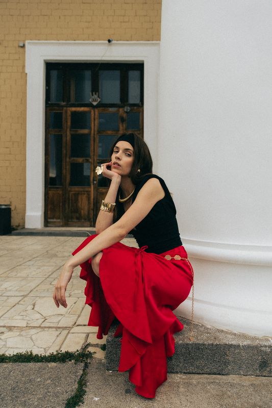 Красная юбка фото превью