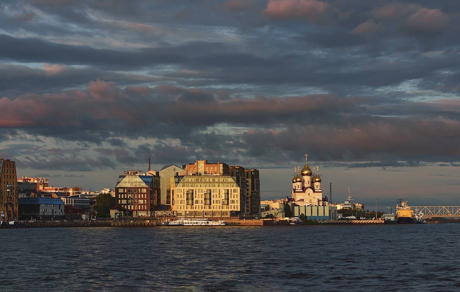 город архангельск река северная двина дома церковь собор набережная закат вечер, Вера Ра