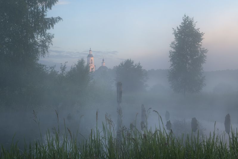 Туманное утро фото превью