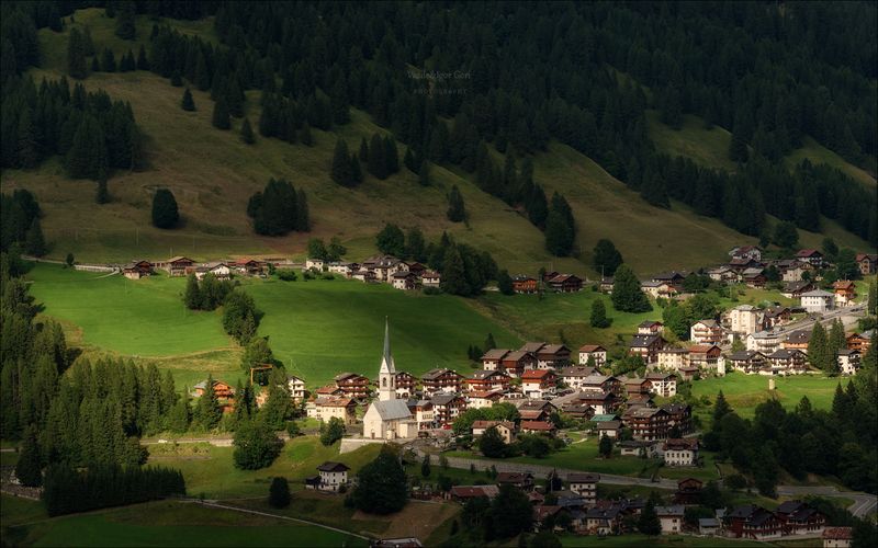 доломитовые альпы,италия,village,лето,mountain,деревня,церквушка,monte pelmo,santa lucia,тени,alps,лиственница,dolomites,свет,selva cadore,church Игрушечная страна фото превью