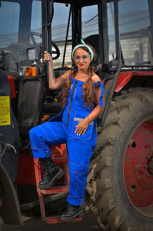 На тракторе. фото превью