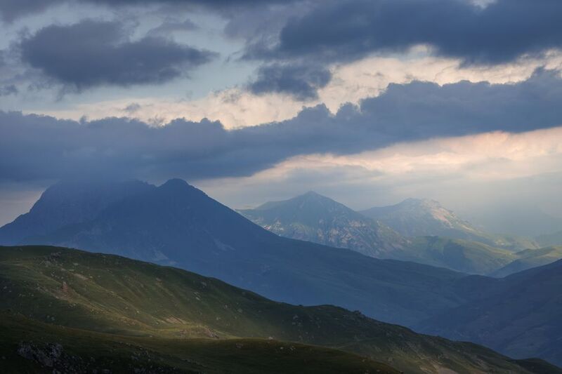 горы облака перспектива пятна свет Многослойность гор и облаков фото превью