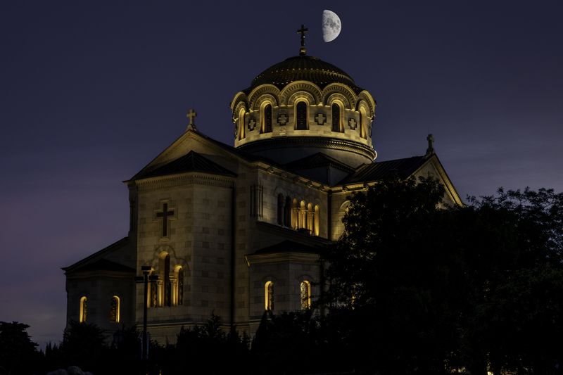 Россия, Крым, Севастополь, Херсонес Таврический, Свято-Владимирский собор, луна В Херсонесе фото превью