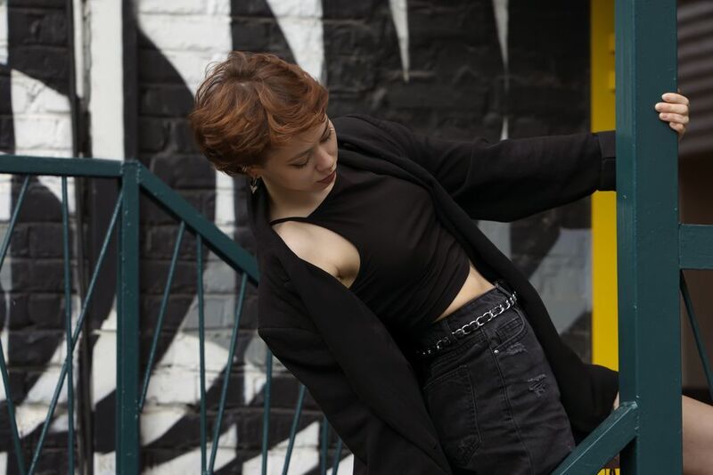 Девушка, город, графити, черный цвет, архитектура Линии города фото превью