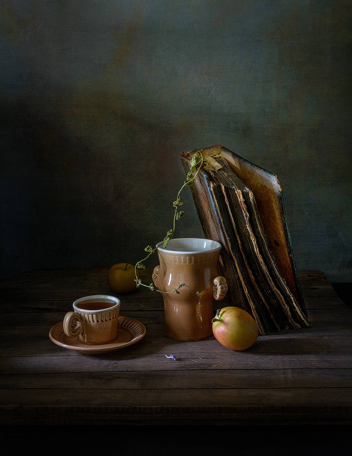 книга, чашка, блюдце, чай, яблоки, ваза, Алексей Бычков