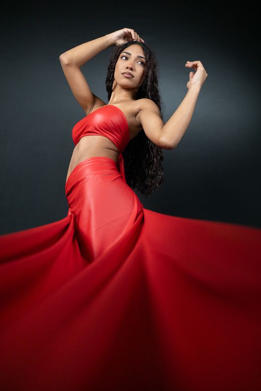 ragazza in rosso фото превью