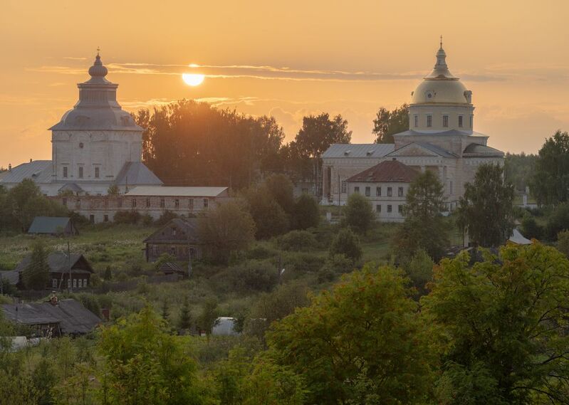 Солнце заката в селе Великорецкое фото превью