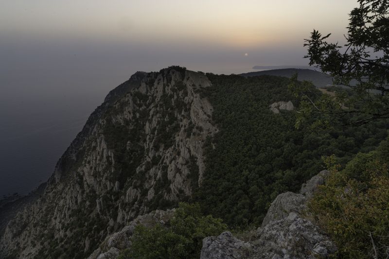 Россия, Крым, Большая Севастопольская Тропа, смотровая Куш-Кая, Ласпийский перевал, мыс Фиолент Вид с Ласпинского перевала на мыс Фиолент фото превью
