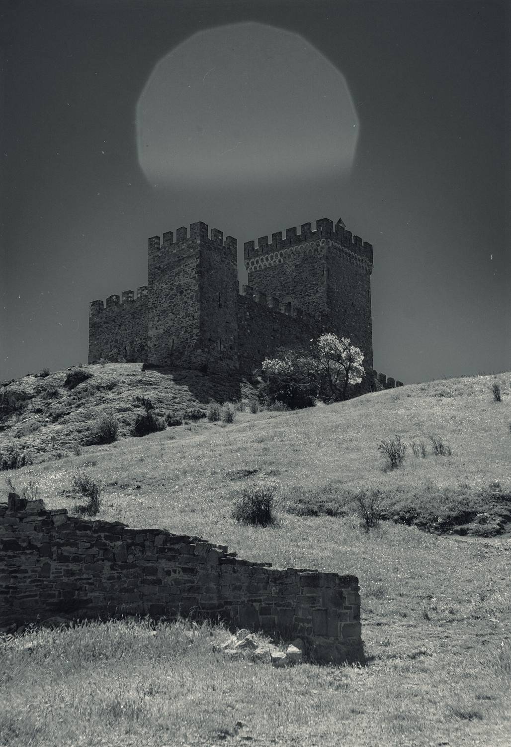 пейзаж, архитектура, история, наследие, культура, черное-белое, монохром, крепость, фортификационные сооружения, генуэзская крепость, история, крымская история, винтажная оптика, юпитер-3, судак, крым, россия, Щербак Анатолий