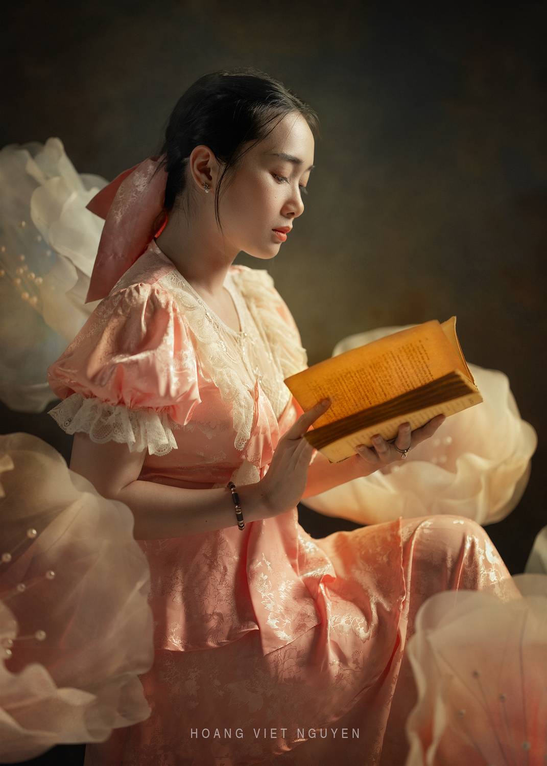 portrait, mood portrait, face, mood, asian, vietnamese, vietnam, face, beauty, staged, book, flowers, read, Hoang Viet Nguyen