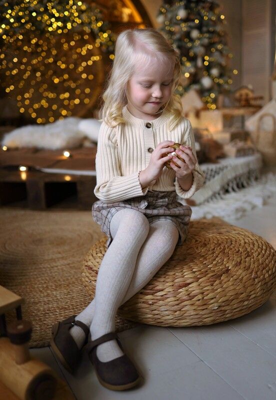 Девочка, Новый год, елочная игрушка, новогодние огни Загадаем желание фото превью