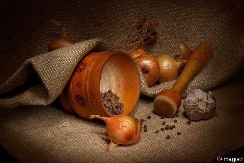 ступка, пестик, лук, чеснок, перец, специи натюрморт с луком фото превью