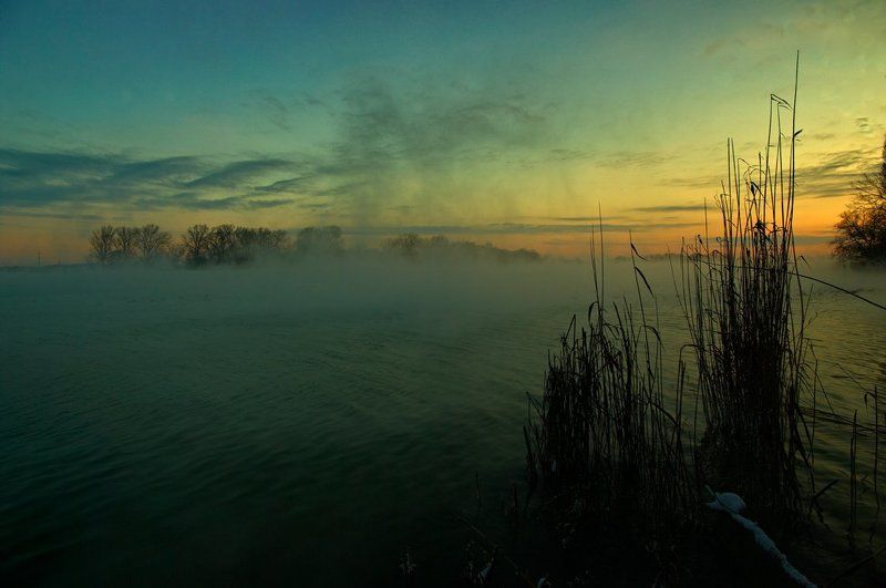 Закат на реке фото превью
