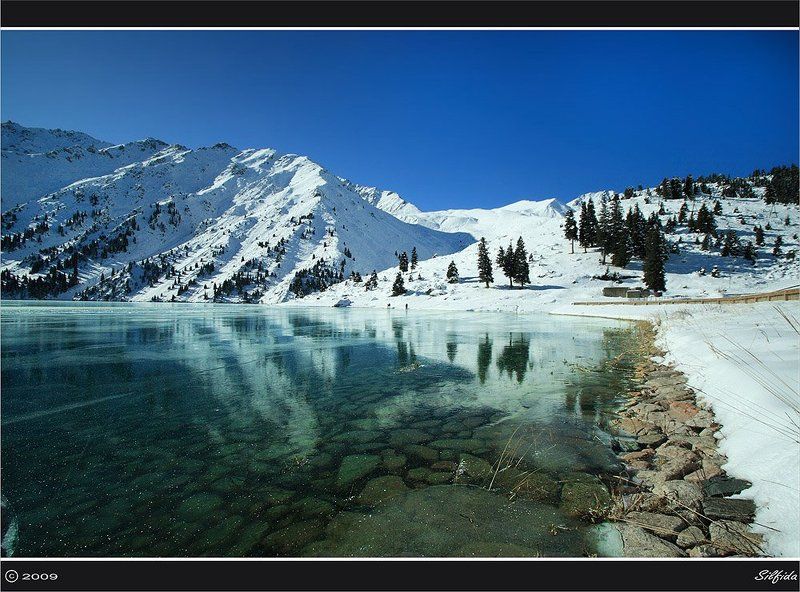 озеро, лёд, горы, зима На берегу замёрзшего озера. фото превью