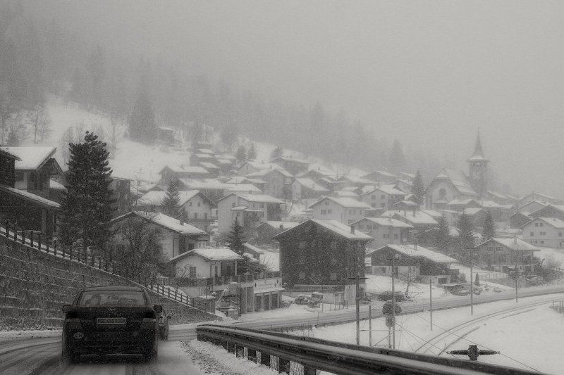 швейцария, теш, дорога, город, гора, снегопад, метель, машина, зима, серпантин, здание, дерево, dyadyavasya Метель на горных серпантинах фото превью