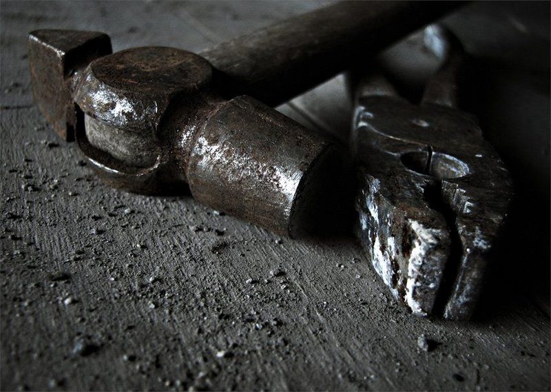 старая мастерская, плоскогубцы, молоток, пасатижы соскучились фото превью