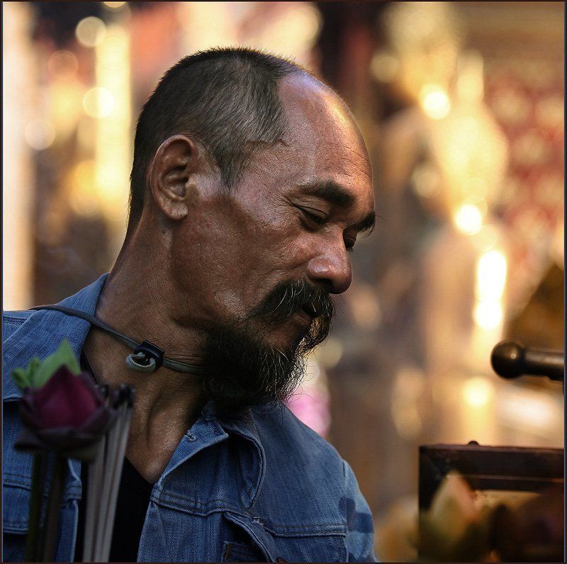 таиланд , чианг май, портрет, храм, мужчина, лотос Благодушие фото превью