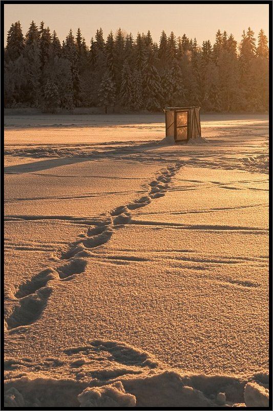 Домик рыбака на озере фото превью