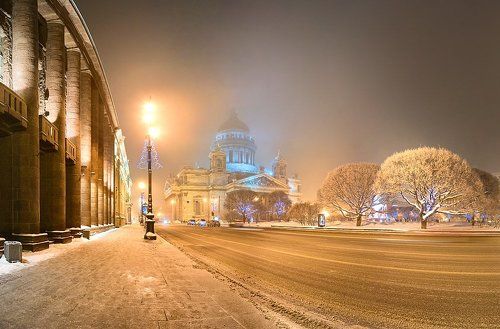 Исаакиевская площадь туманным вечером...