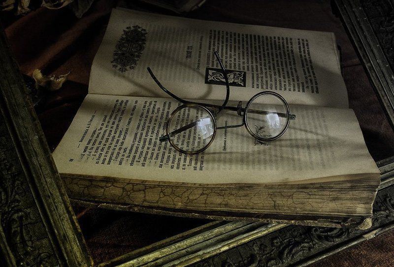книга, очки, багет Портрет старых вещей. фото превью