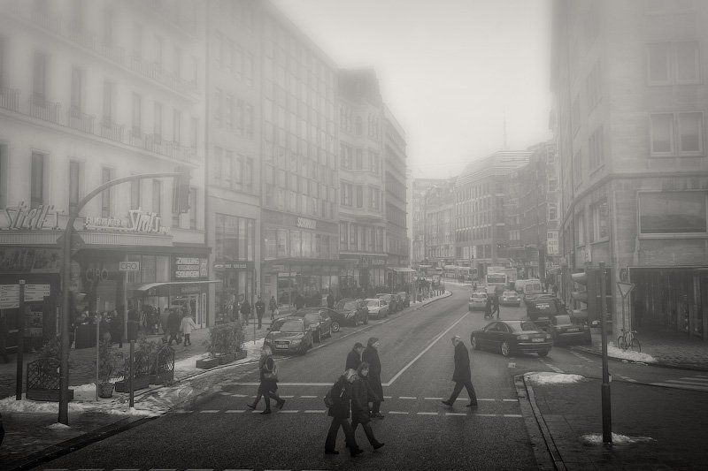 германия, гамбург, город, улица, пешеходы, дом, здание, человек, житель, туман, dyadyavasya Спешащие в тумане фото превью