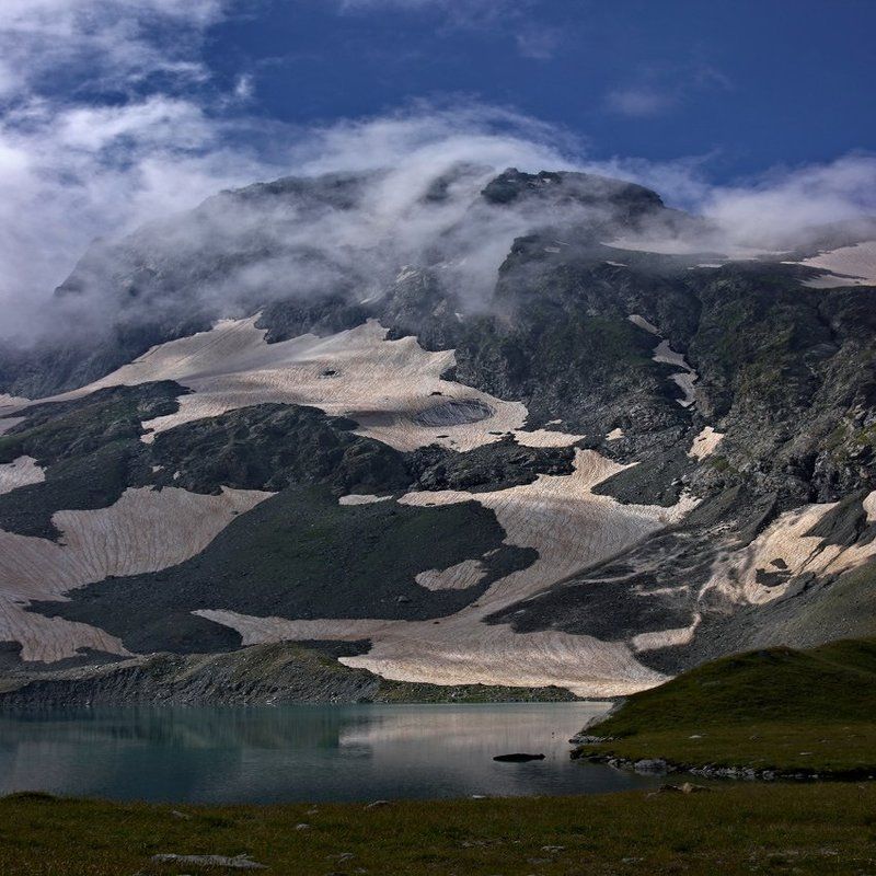и вот поплыли облака , цепляясь за вершины гор .... фото превью