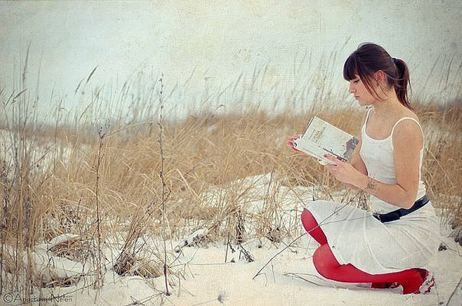 снег,девушка,красный,холод,зима,одиночество, na2xa