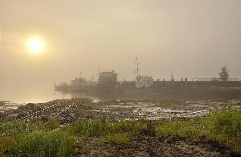 Рельсы уходят в море фото превью