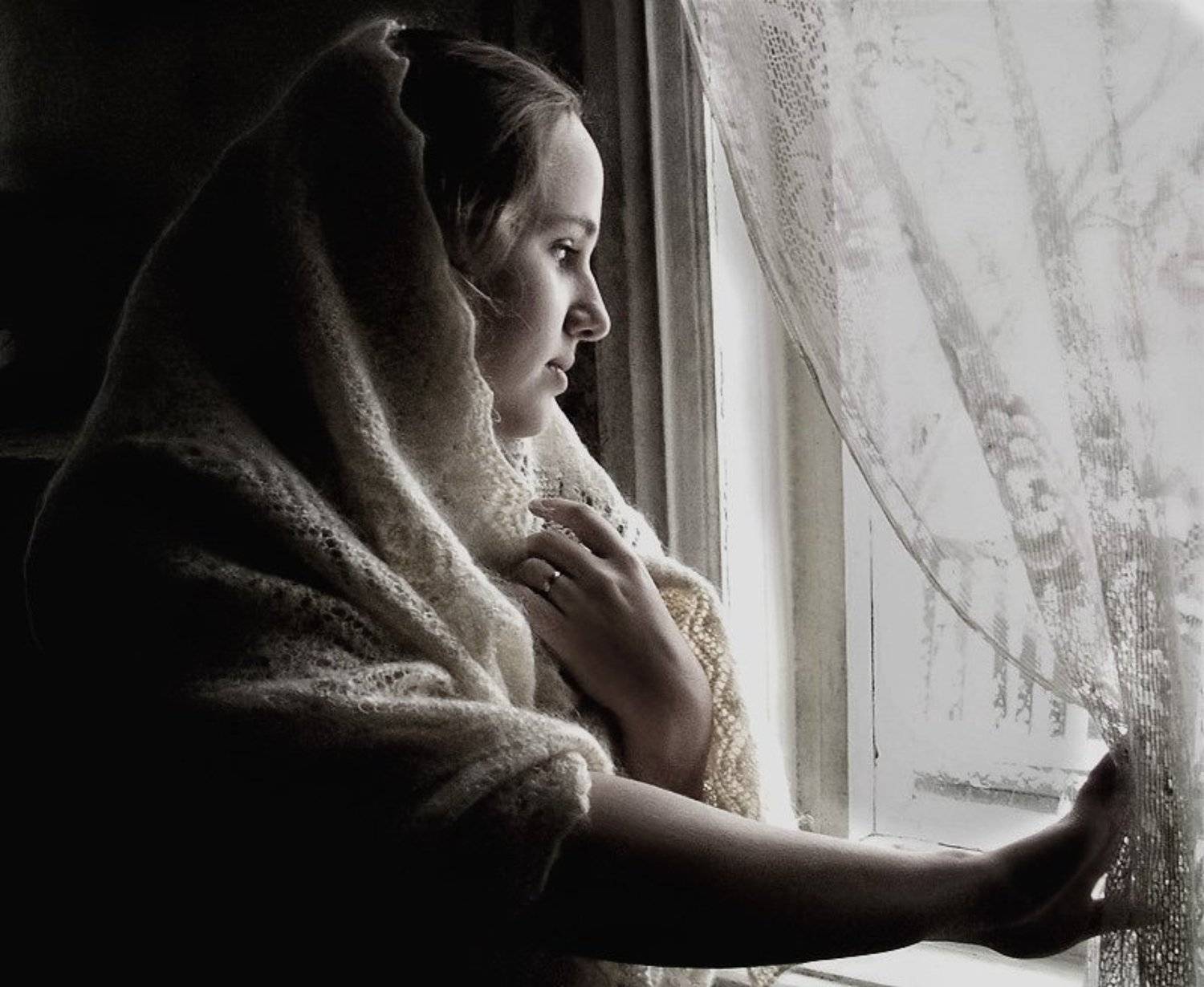 девушка, зима, занавеска, прошлое лето