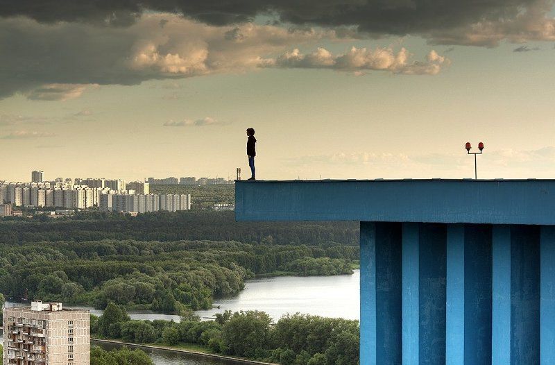 крыша, крыши, город, москва, вечер, небо, выступ, небоскрёбы, высотки Пока ветер стих фото превью