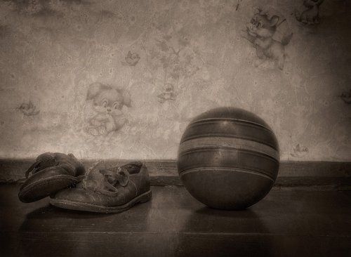 Ускакало детство звонким мячиком