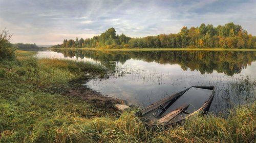 Не плыть ей больше по озёрной глади..