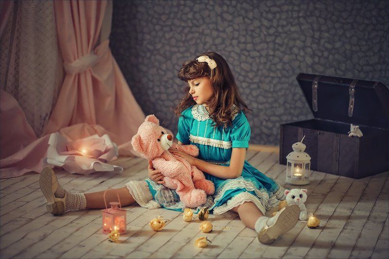 Атмосфера, Голубой, Девочка, Детский портрет, Детство, Игра, Игрушка, Комната, Красивый, Кукла, Милашка, Мишка, Платье, Плюшевый, Розы, Сказка, Стиль, Студия, Фонарь, Цветы Куколка фото превью
