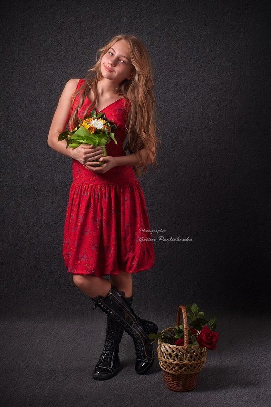 блондинка, букет, глпмур, девочка, корзина, розы, романтика, улыбка, цветы, экибана Романтичная цветочница фото превью