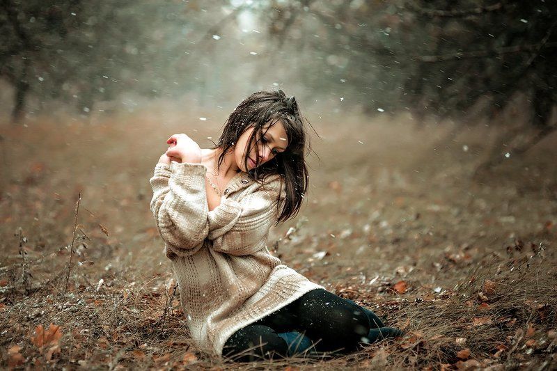 Ветер, Девушка, Деревья, Осень, Снег, Холод, Яблоки, Яблоневый сад, Яблони яблоневый сад... фото превью