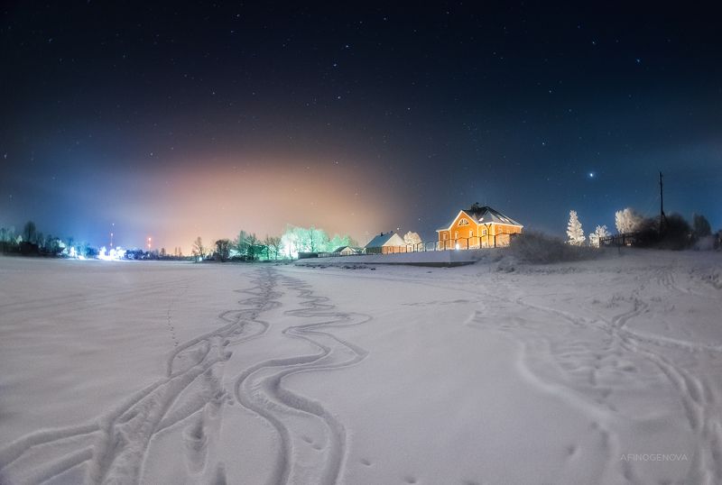 зима, снег, мороз, ночь, Звезды, дорога, следы, свет, здания, постройки ### фото превью