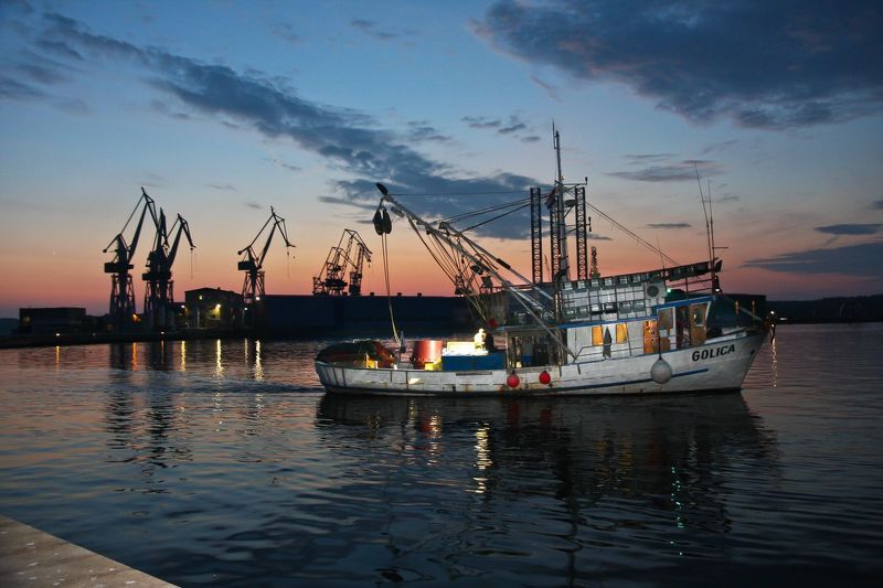 Они уходят на ночной лов... фото превью