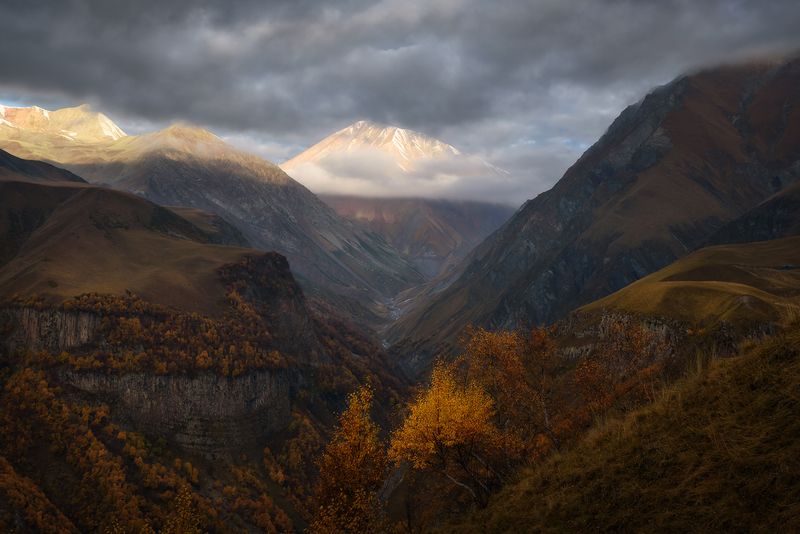 кавказ, горы, грузия, georgia, горный пейзаж, рассвет в горах, крестовый перевал, ущелье, вулкан, осень в горах Спящий вулкан фото превью
