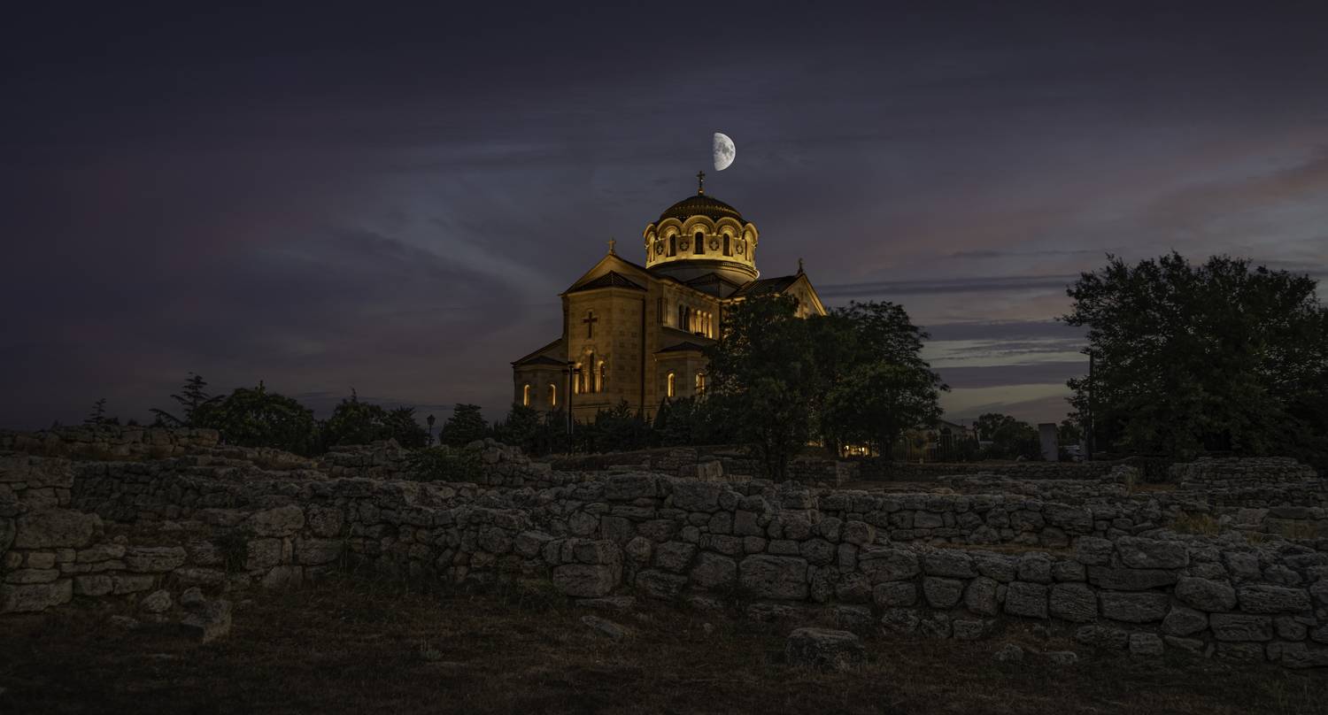 Россия, Крым, Севастополь, Херсонес Таврический, Свято-Владимирский собор, луна, Гаврилов Юрий