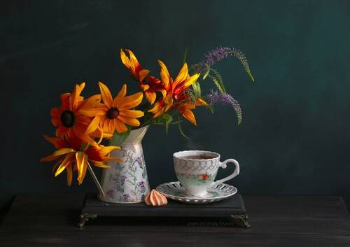 Цветы и чашка чая..