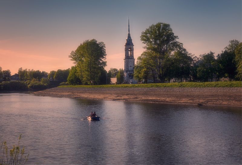 речка лодка церковь деревья Вечер на речке фото превью
