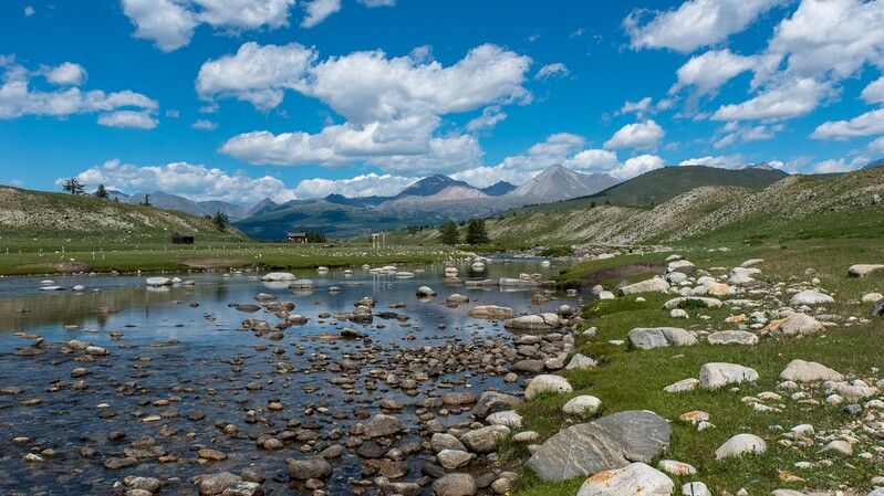 монголия, горы, лето, облака, озеро, река, холмы, камни, валуны  фото превью