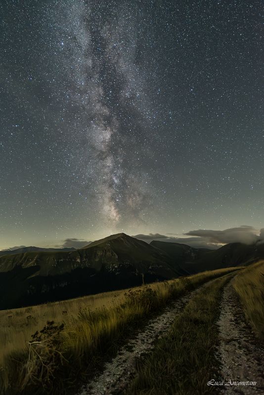 night milky way landscape stars appennino sibillini italy marche region path Milky way at Sibillini nat park фото превью