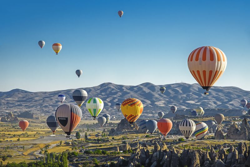 каппадокия, турция, воздушные шары, воздухоплавание, фестиваль, разноцветный, путешествие, экскурсия, поездка, тур, фон, романтичный, небо, пейзаж, достопримечательность., Воздушные шары в небе Каппадокии. Турция фото превью